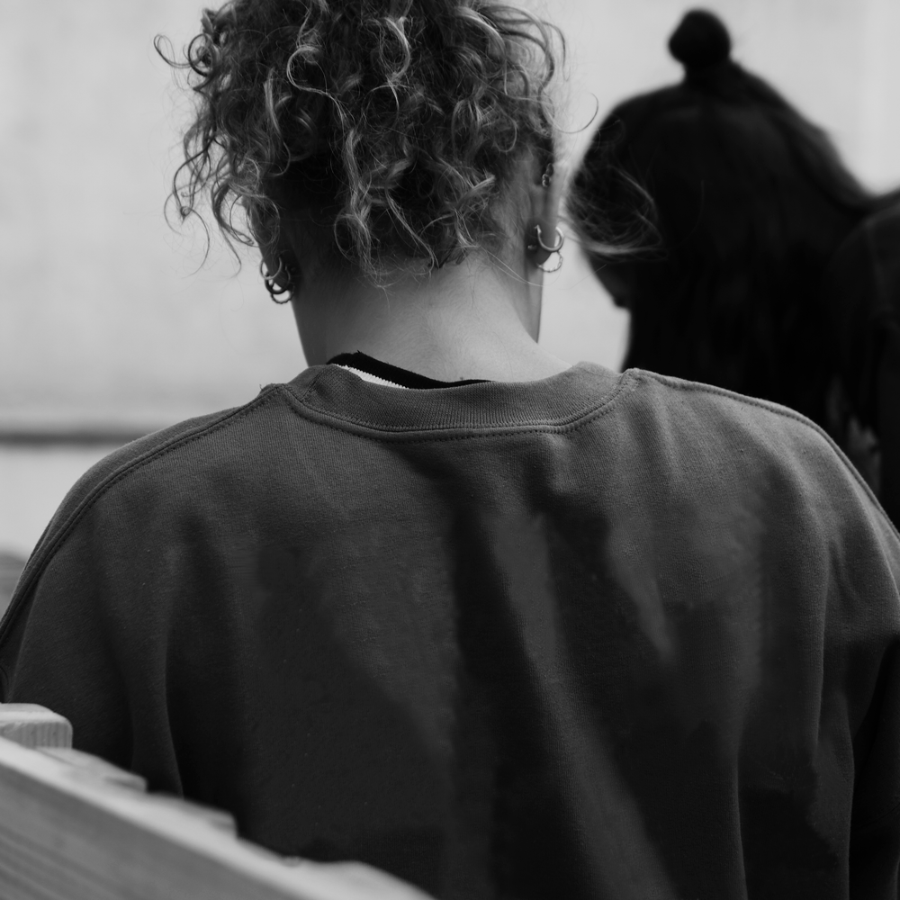 Ejemplo de una chica con una sudadera sin personalizar